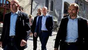 bilden hämtad från dn.se. Statsminister Fredrik Reinfeldt och hans livvakter lämnar hotellet i Visby. Foto:Roger Turesson